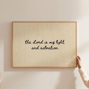 Lámina «El Señor es mi luz», arte mural con versículo del Salmo, póster cristiano neutro, decoración para sala de oración, descarga digital.