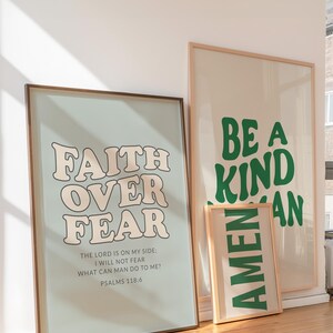 Op de afbeelding: Drie ingelijste kunstafdrukken met inspirerende citaten. De grootste print zegt "BE A KIND AN" in groen. De middelste print zegt "FAITH OVER FEAR" in beige en lichtblauw. De kleinste print zegt "AMEN" in groen.