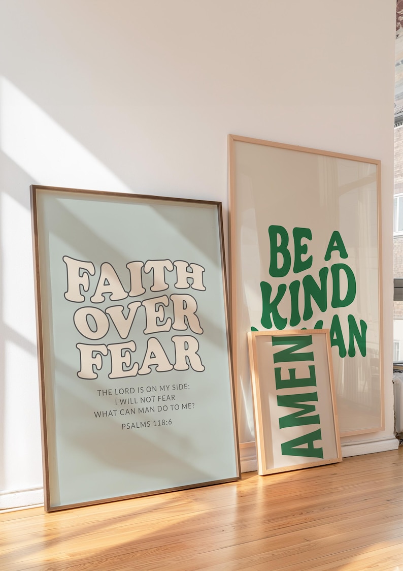 Op de afbeelding: Drie ingelijste kunstafdrukken met inspirerende citaten. De grootste print zegt "BE A KIND AN" in groen. De middelste print zegt "FAITH OVER FEAR" in beige en lichtblauw. De kleinste print zegt "AMEN" in groen.