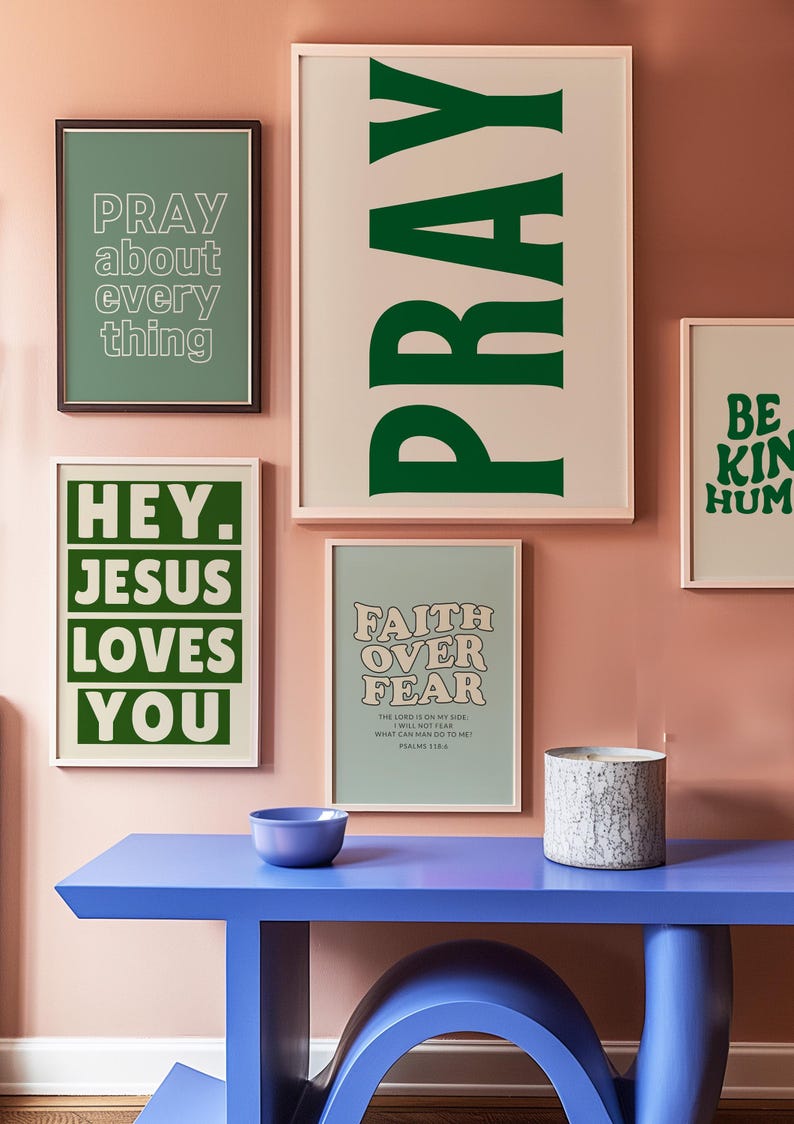 Op de afbeelding: Een verzameling ingelijste kunstafdrukken met inspirerende citaten. De prints bevatten zinnen als "PRAY", "HEY. JESUS LOVES YOU" en "FAITH OVER FEAR". Het kleurenpalet omvat groen, wit en een zachte roze achtergrond.