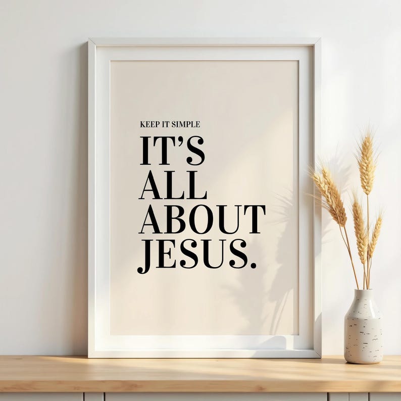 K&ouml;nnte beinhalten: Gerahmter Druck mit dem Text "KEEP IT SIMPLE IT'S ALL ABOUT JESUS" in Schwarz auf cremefarbenem Hintergrund. Rechts vom Rahmen befindet sich eine kleine Vase mit Weizen&auml;hren.