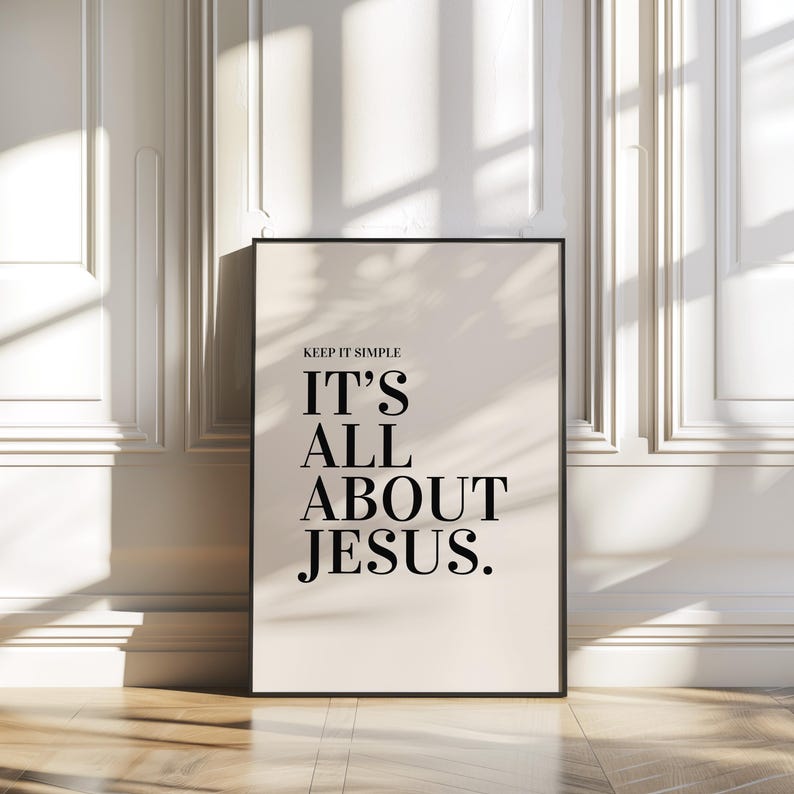 K&ouml;nnte beinhalten: Gerahmter Druck mit dem Text "KEEP IT SIMPLE IT'S ALL ABOUT JESUS." Der Text ist in fetter, schwarzer Schrift auf cremefarbenem Hintergrund. Der Rahmen ist schwarz. Der Druck wird vor einer wei&szlig;en Wand mit Zierleisten pr&auml;sentiert.
