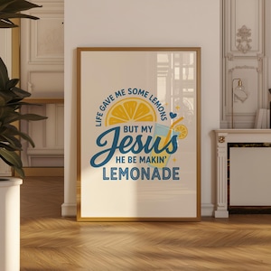 Pu&ograve; includere: Stampa artistica incorniciata con cornice dorata. L'opera presenta una fetta di limone e un bicchiere di limonata con il testo "Life gave me some lemons but my Jesus he be makin' lemonade."