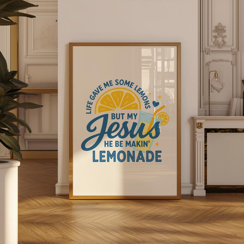 Pu&ograve; includere: Stampa artistica incorniciata con cornice dorata. L'opera presenta una fetta di limone e un bicchiere di limonata con il testo "Life gave me some lemons but my Jesus he be makin' lemonade."