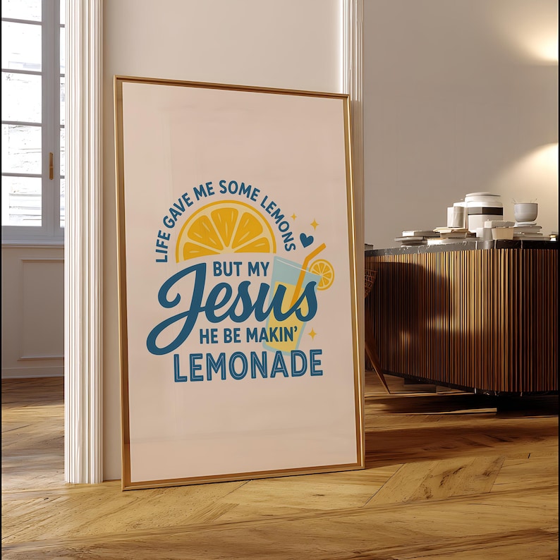 Pu&ograve; includere: Stampa artistica incorniciata con bordo dorato. L'opera presenta il testo "Life gave me some lemons but my Jesus he be makin' lemonade" in blu e giallo. Sono raffigurati anche una fetta di limone e un bicchiere di limonata.