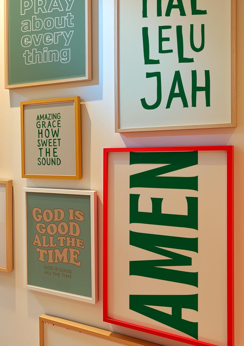 Op de afbeelding: Een verzameling ingelijste kunstafdrukken met inspirerende citaten. De prints tonen zinnen als "PRAY about every thing", "AMEN" en "GOD IS GOOD ALL THE TIME" in verschillende lettertypen en kleuren, waaronder groen, oranje en wit.