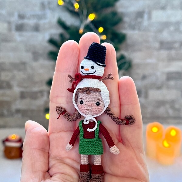 Poupée miniature bonhomme de neige Amigurumi, Mini poupée au crochet avec chapeau de bonhomme de neige, petit amigurumi fait main, cadeau de Noël