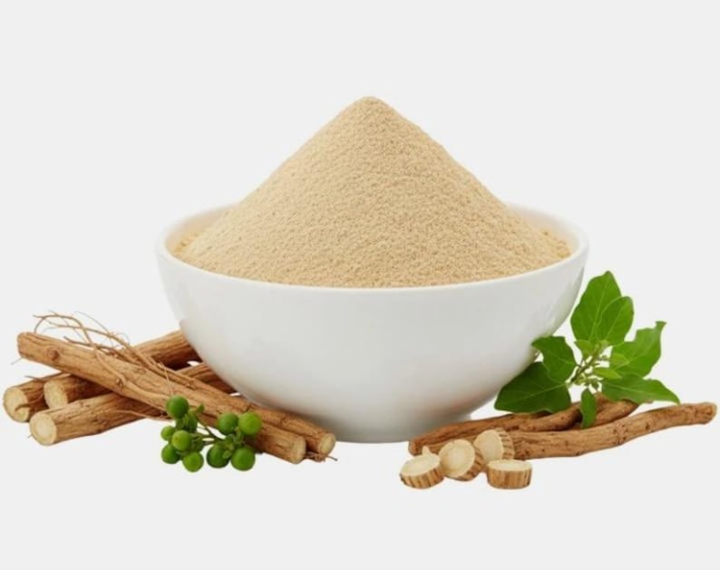 Peut inclure: Un bol blanc rempli d'une poudre brun clair, probablement un suppl&eacute;ment ou une &eacute;pice. Le bol est entour&eacute; de morceaux de bois brun, de feuilles vertes et de petites baies vertes, sugg&eacute;rant des ingr&eacute;dients naturels.