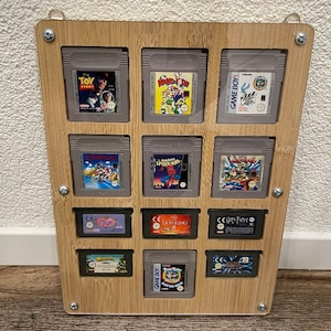 プレキシガラス保護付きの 7 個のゲームボーイ CLASSIC および 5 個の ADVANCE モジュールのコレクター フレーム