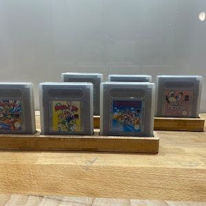 2x 任天堂ゲームボーイディスプレイ スタンド 3 つのゲームをそれぞれ保護ケースに収納 - 竹製スタンド