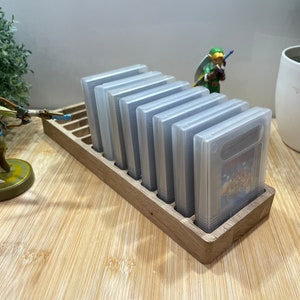 保護ケースに入った13本のゲームボーイゲーム用の高品質の本物の木製スタンド - オーク材から手作り