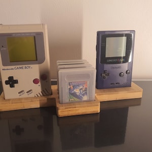 1 x 任天堂ゲームボーイクラシック、1 x ゲームボーイカラー、および 4 つのゲーム用スタンド