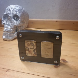 Ramka kolekcjonerska na zapalniczki Zippo w kolorze czarnym na 2 etui Zippo z zabezpieczeniem z pleksiglasu
