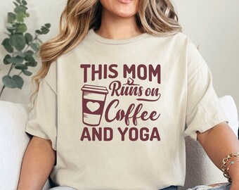 Diese Mama läuft auf Kaffee und Yoga-Shirt, Mama-Shirt für Kaffeeliebhaber, Mama-Shirt für Yoga-Liebhaber, Frauen-Yoga-Geschenk-T-Shirt, Geschenke für Mama, Muttertag