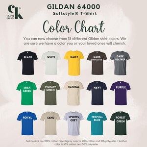 K&ouml;nnte beinhalten: Farbkarte f&uuml;r Gildan 64000 Softstyle T-Shirts. Die Karte zeigt 15 verschiedene Farben, darunter Schwarz, Wei&szlig;, G&auml;nsebl&uuml;mchen, Dunkelbraun, Dunkelgrau, Irischgr&uuml;n, Milit&auml;rgr&uuml;n, Natur, Marine, Lila, Royal, Sand, Sportgrau, Tropenblau und Waldgr&uuml;n. Einfarbige Farben sind 100% Baumwolle, Sportgrau ist 90% Baumwolle und 10% Polyester, und Melange ist 50% Baumwolle und 50% Polyester.