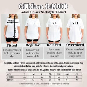 K&ouml;nnte beinhalten: Gr&ouml;&szlig;entabelle f&uuml;r das Gildan 64000 Adult Unisex Softstyle T-Shirt. Die Tabelle zeigt die Breite und L&auml;nge in cm f&uuml;r die Gr&ouml;&szlig;en S, M, L, XL, 2XL, 3XL und 4XL. Die Tabelle enth&auml;lt auch Beschreibungen der Passform f&uuml;r jede Gr&ouml;&szlig;e: Eng anliegend, Normal, Locker und Oversize.