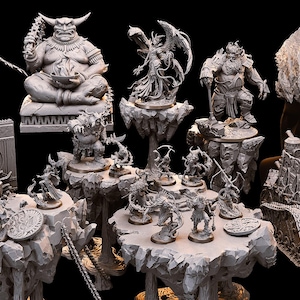 Può includere: Una collezione di miniature fantasy grigie, tra cui demoni, angeli e una struttura simile a un carro armato. Le figure sono disposte su piattaforme rocciose, con dettagli intricati. Tema: giochi da tavolo o hobby.