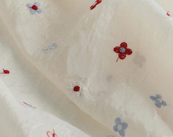 Tissu brodé jacquard floral : drapé semi-transparent jaune crème (59 po. de large)