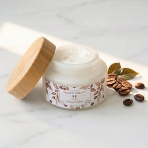 Könnte beinhalten: Ein Set aus drei Keramikbechern mit gesprenkelter, matter Oberfläche. Die Becher sind in Creme-, Hellgrau- und Dunkelgrautönen gehalten. Jede Tasse hat ein schlichtes, minimalistisches Design.
