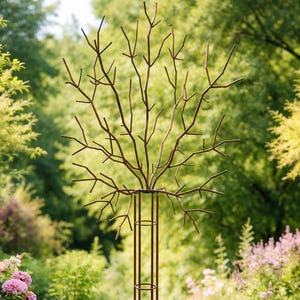 Puede incluir: Un enrejado de jardín de metal marrón con forma de árbol, con un soporte central y una parte superior ramificada. El enrejado está situado en un jardín con exuberante follaje verde, flores rosas y moradas y un césped.