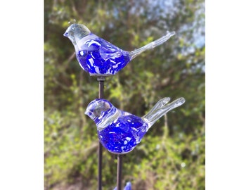 Juego de 2 estacas de jardín de cristal para cama de pájaros, estacas para macetas, metal oxidado, decoración de jardín, pátina, decoración de cristal, azul, pájaro de cristal blanco