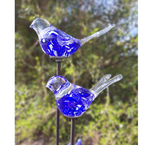 Lot de 2 piquets de jardin en verre pour lit d'oiseau, piquets en métal rouille, décoration de jardin, décoration en verre patiné, bleu – oiseau en verre blanc