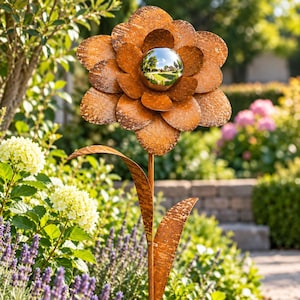 Edelrost Gartenstecker Blume 110 cm mit Edelstahlkugel – Metallblume Gartendeko, Beetstecker Rostdeko für Garten & Terrasse