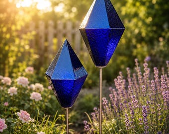 2er Set Blaue Glas Gartenstecker Diamant 114 cm – Handgefertigte Gartendeko aus Glas – Wetterfest – Beetstecker