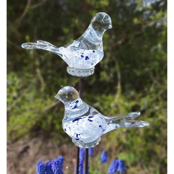 Lot de 2 piquets de jardin en verre pour lit d'oiseau, piquets en métal rouille, décoration de jardin, décoration en verre patiné, blanc avec oiseau en verre bleu