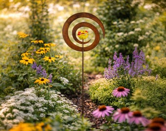 Metalen tuinpaal, roestige tuindecoratie, roestig ontwerp met glazen bol, draaiende tuinpaal