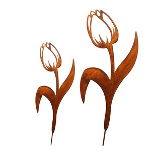 Könnte beinhalten: Zwei Metall-Tulpen-Gartenstecker mit rustikal-braunem Finish. Die Tulpen haben ein Aussparungsdesign mit Stielen und Blättern. Diese dekorativen Stecker sind für den Garten oder das Blumenbeet bestimmt.