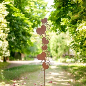 Edelrost Gartenstecker Herzen – Romantische Metall-Deko für Garten Terrasse, Rostige Herz Skulptur, Wetterfest  Stabil Rostoptik 110cm