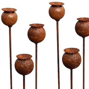 Peut inclure: Six sculptures de coquelicots en m&eacute;tal rouill&eacute;. Chaque sculpture pr&eacute;sente une t&ecirc;te de graine sph&eacute;rique sur une tige fine, avec un aspect vieilli et textur&eacute;. Les t&ecirc;tes de graines ont un d&eacute;tail froiss&eacute; en forme de couronne.