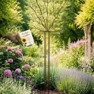 Op de afbeelding: Een hoge, roestkleurige metalen tuinpaal met een cilindrische basis en een vertakte, boomachtige top. Een rechthoekig label is bevestigd, met een zonnebloemillustratie en de tekst Bornhoft Sonnenblume met een lijst met Duitse tekst.