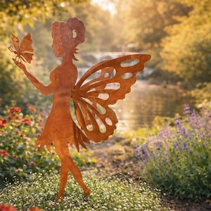 Paletto da giardino, paletto per aiuola, sagoma di una fata con farfalla, effetto metallo arrugginito, figura da giardino, figura decorativa per giardino e terrazza, ali 3D