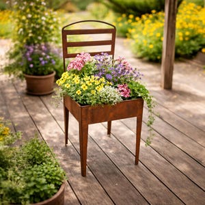 Può includere: Una fioriera rustica in metallo a forma di sedia, piena di un vivace mix di fiori colorati. La fioriera ha una finitura marrone e usurata ed è posizionata su un ponte di legno. I fiori includono fiori gialli, rosa e viola.