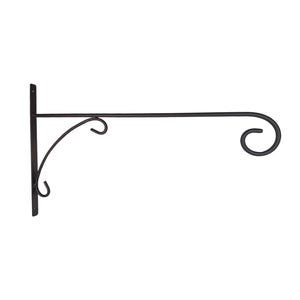 Könnte beinhalten: Schwarzer Metall-Hängehalter mit dekorativem Scroll-Design. Der Halter hat eine flache Montageplatte, einen gebogenen Stützbogen und ein gebogenes Hakenende. Ideal zum Aufhängen von Pflanzen oder Schildern.