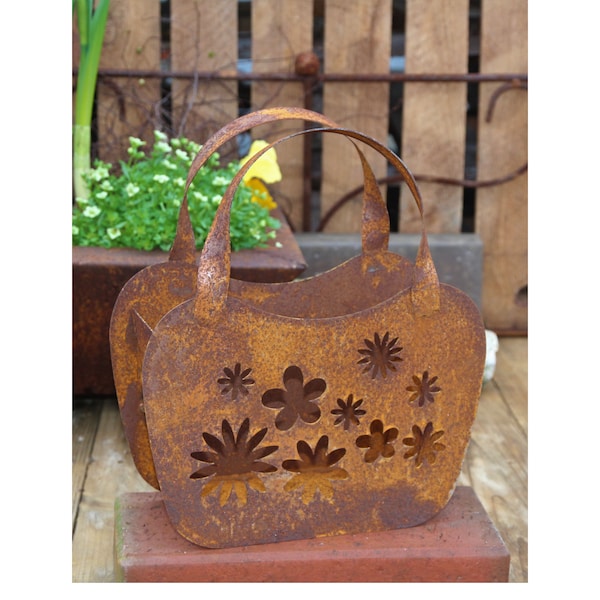 Tasche mit Blumen zum Bepflanzen Windlicht Beetdeko Metall Rost Gartendeko Edelrost rostige Deko für den Garten 24 cm x 22cm