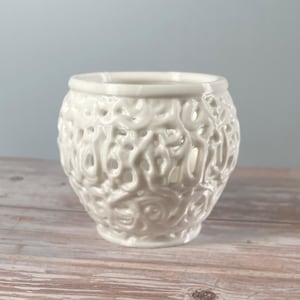 6 Größen - 6 Farboptionen - Strukturierter Blumentopf mit Luftlöchern, Pflanzgefäß für belüftete Erde, skulpturales Design