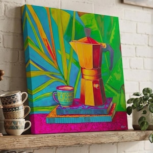 Puede incluir: Una pintura vibrante y colorida de una cafetera y una taza de café. La cafetera es amarilla y roja, y la taza es verde y azul. El fondo presenta plantas tropicales en tonos verdes y azules. La pintura está sobre un lienzo.