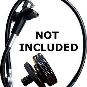 以下が含まれることがあります： 銀と黒のカメラマウントが付いた黒いケーブル。白い背景に「NOT INCLUDED」というテキストが印刷されています。