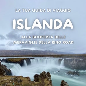 Può includere: Una vista panoramica di una cascata in Islanda. La cascata scende da una scogliera rocciosa in un fiume turchese. Il testo "LA TUA GUIDA DI VIAGGIO ISLANDA ALLA SCOPERTA DELLE MERAVIGLIE DELLA RING ROAD" è sovrapposto all'immagine. Il testo "ETSY SHOP: ALBERTAJOURNEYSTUDIO" è in basso nell'immagine.