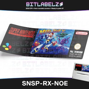 Könnte beinhalten: Ein Super Nintendo Entertainment System-Spielkartuschen-Etikett für Mega Man X. Das Etikett ist blau, schwarz und weiß mit einem Bild von Mega Man X in einem blau-weißen Anzug. Der Text auf dem Etikett lautet "Mega Man X" und "PAL VERSION SNSP-RX-NOE MADE IN JAPAN".