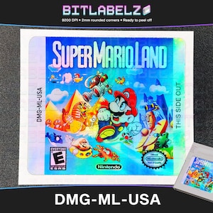Könnte beinhalten: Ein holografischer Aufkleber für eine Game Boy-Spielkassette. Der Aufkleber ist blau, grün und weiß mit einem Bild von Mario aus Super Mario Land. Der Text auf dem Aufkleber lautet "Super Mario Land" und "DMG-ML-USA".