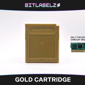 Könnte beinhalten: Eine goldene Game Boy-Cartridge mit dem Text "Nintendo GAME BOY" auf dem Etikett. Die Cartridge ist für Bootleg-Platinen ausgelegt.