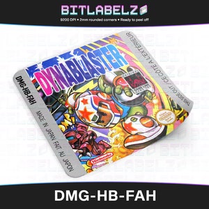 Könnte beinhalten: Ein buntes Videospiel-Kartuschen-Etikett für das Spiel Dynablaster. Das Etikett ist mit dem Spieltitel, dem Nintendo-Logo und dem Text "DMG-HB-FAH" und "MADE IN JAPAN FAIT AU JAPON" bedruckt.