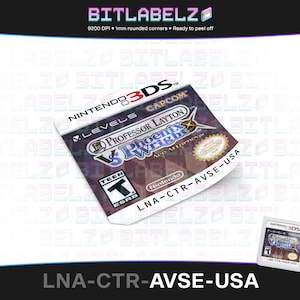 Könnte beinhalten: Eine Nintendo 3DS-Spielkassette für Professor Layton vs Phoenix Wright: Ace Attorney. Das Spiel ist von der ESRB als Teen eingestuft. Die Kassette ist mit dem Spieltitel, dem Entwickler und der Bewertung beschriftet. Die Kassette befindet sich auf einem weißen Hintergrund mit einem Muster aus dem Wort "BITLABELZ", das sich wiederholt.
