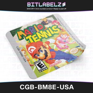 Puede incluir: Una etiqueta de cartucho de juego Game Boy Color para Mario Tennis. La etiqueta es plateada con un fondo de cancha de tenis verde. Mario y la princesa Peach están jugando al tenis en la cancha. La etiqueta tiene el texto "CGB-BM8E-USA" y "Mario Tennis".
