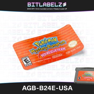Puede incluir: Una pegatina para un cartucho de juego de Game Boy Advance con el logotipo de Pokemon Mystery Dungeon: Red Rescue Team. La pegatina es naranja y roja con el texto "Pokemon Mystery Dungeon Red Rescue Team" y "AGB-B24E-USA".