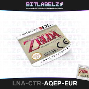 Puede incluir: Un cartucho de juego blanco de Nintendo 3DS con una etiqueta para The Legend of Zelda: Ocarina of Time 3D. La etiqueta presenta un diseño rojo y dorado con el título del juego y una representación de Link. El cartucho tiene una clasificación CE y el código LNA-CTR-AQEP-EUR impreso en él.